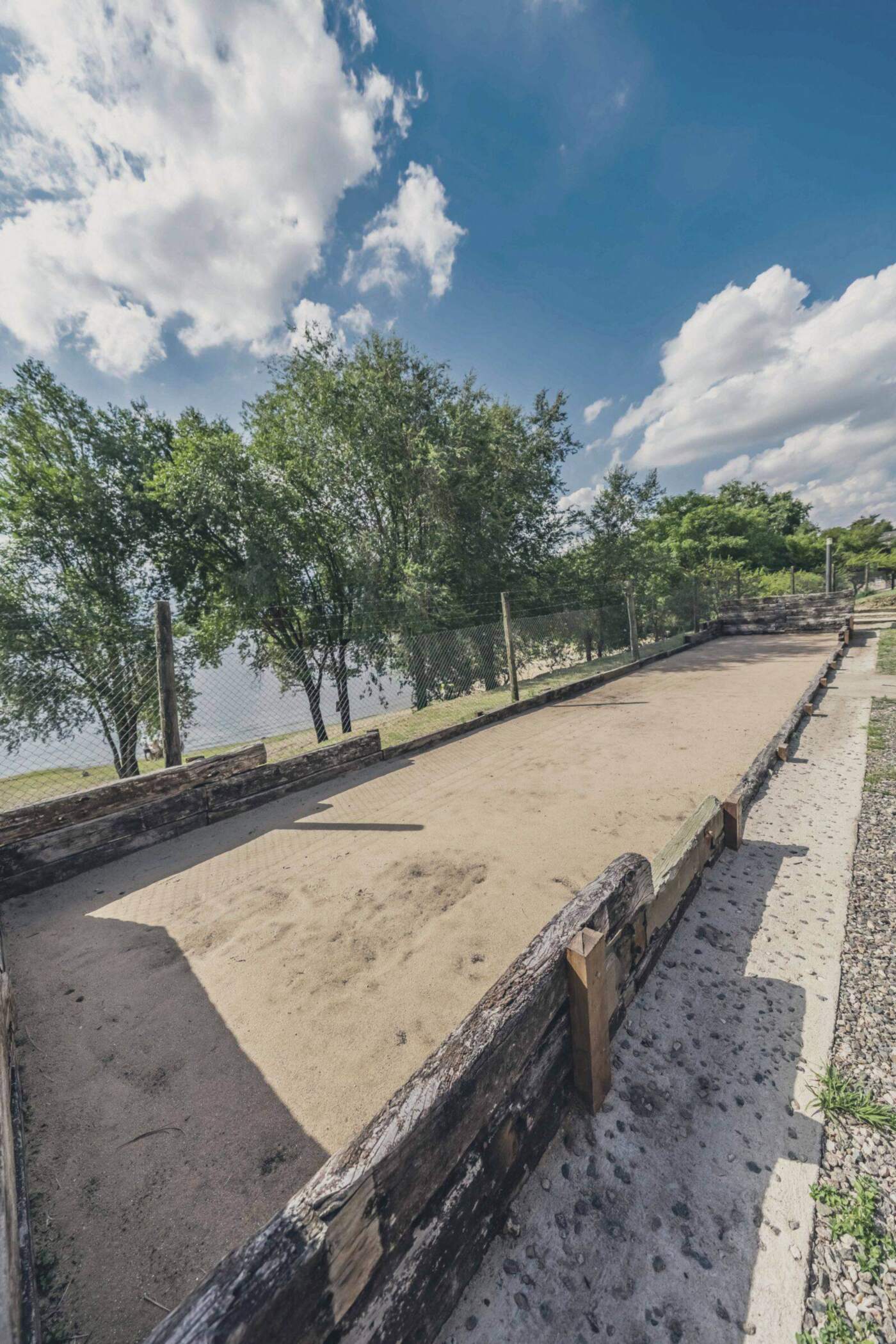 Cancha de bochas junto al lago