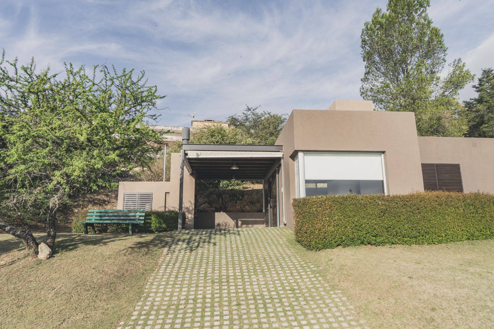 El frente de piedra de una casa del complejo, con sol