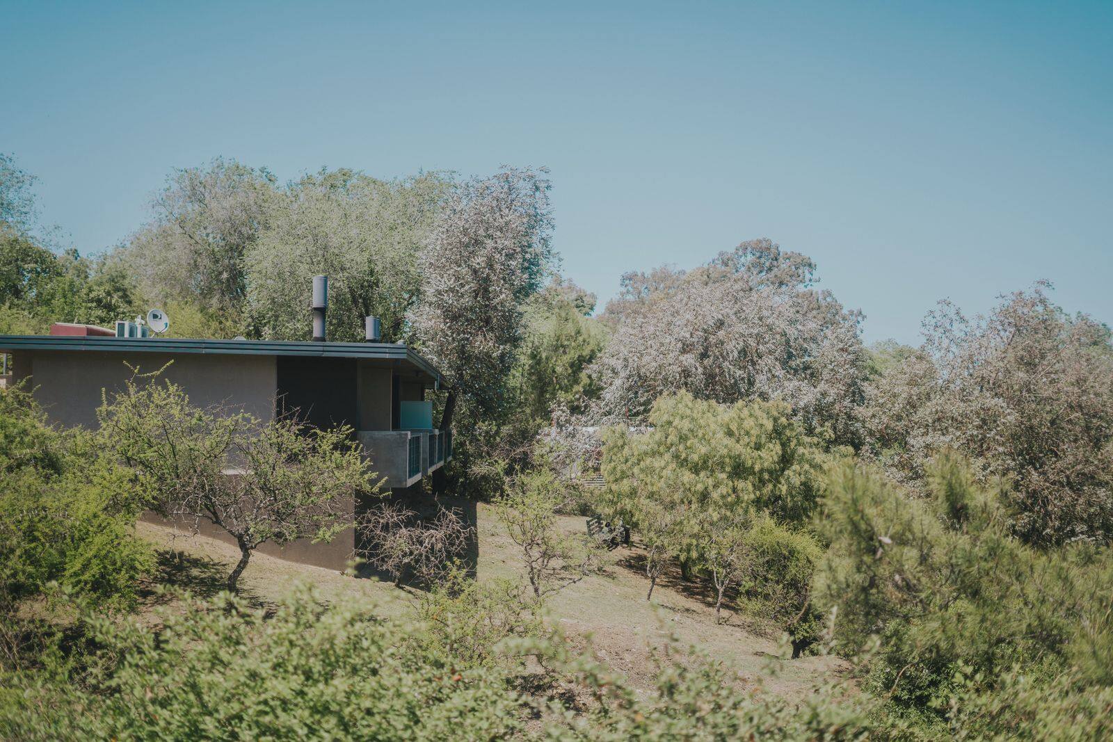 Casa del complejo entre árboles, en calma