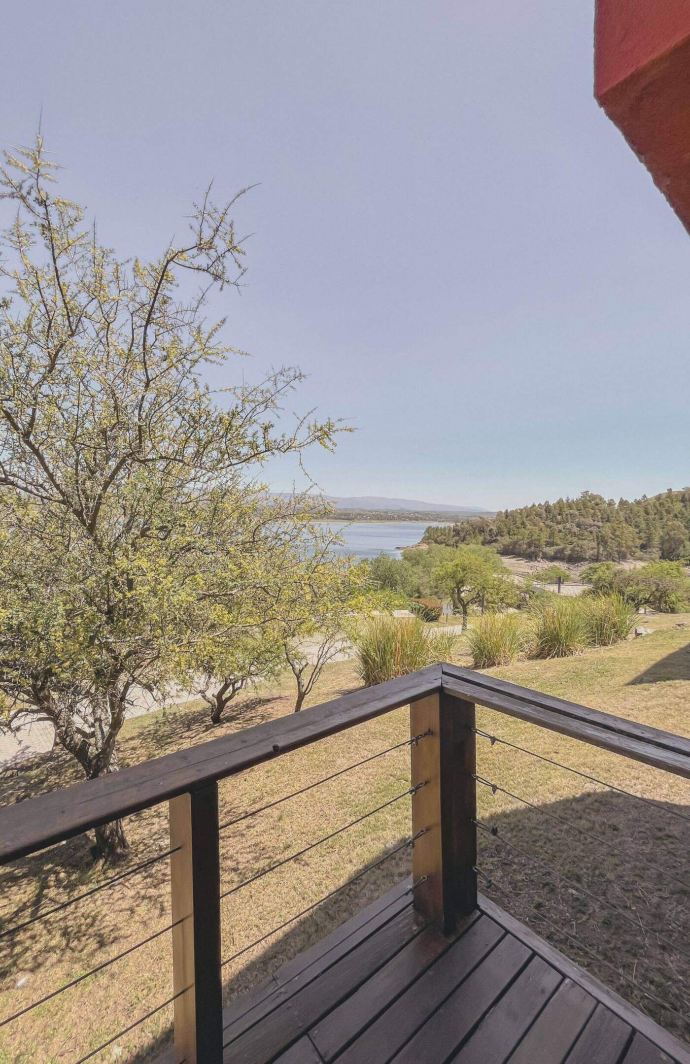 El parque y el lago desde el deck, con sol