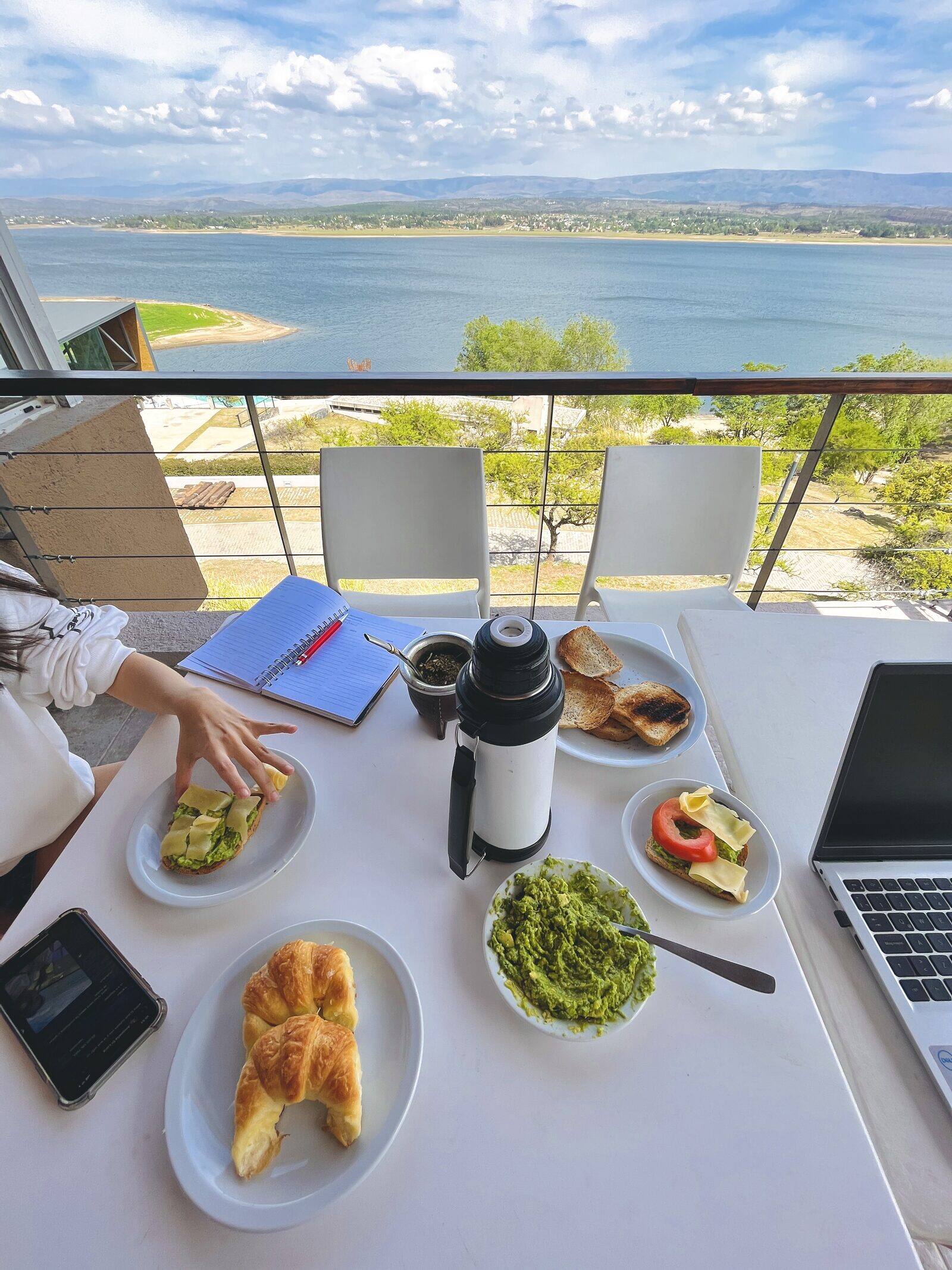 Desayuno con mate sobre la mesa, con el lago enfrente