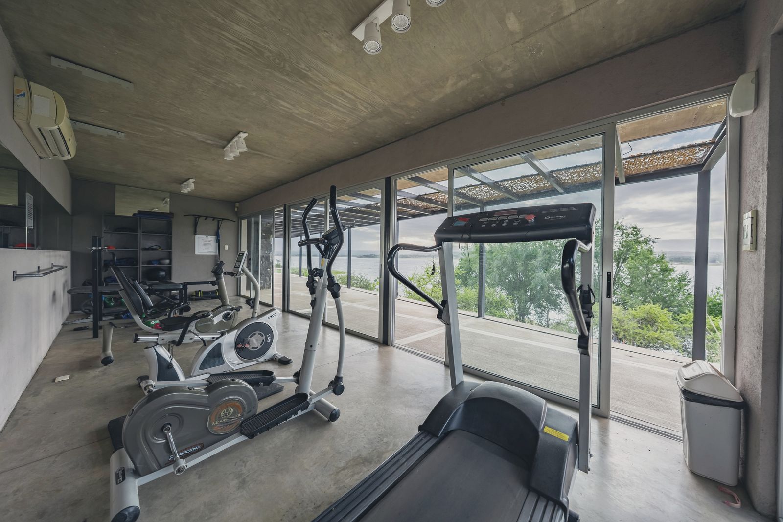 Gimnasio vidriado con vista al Lago Los Molinos