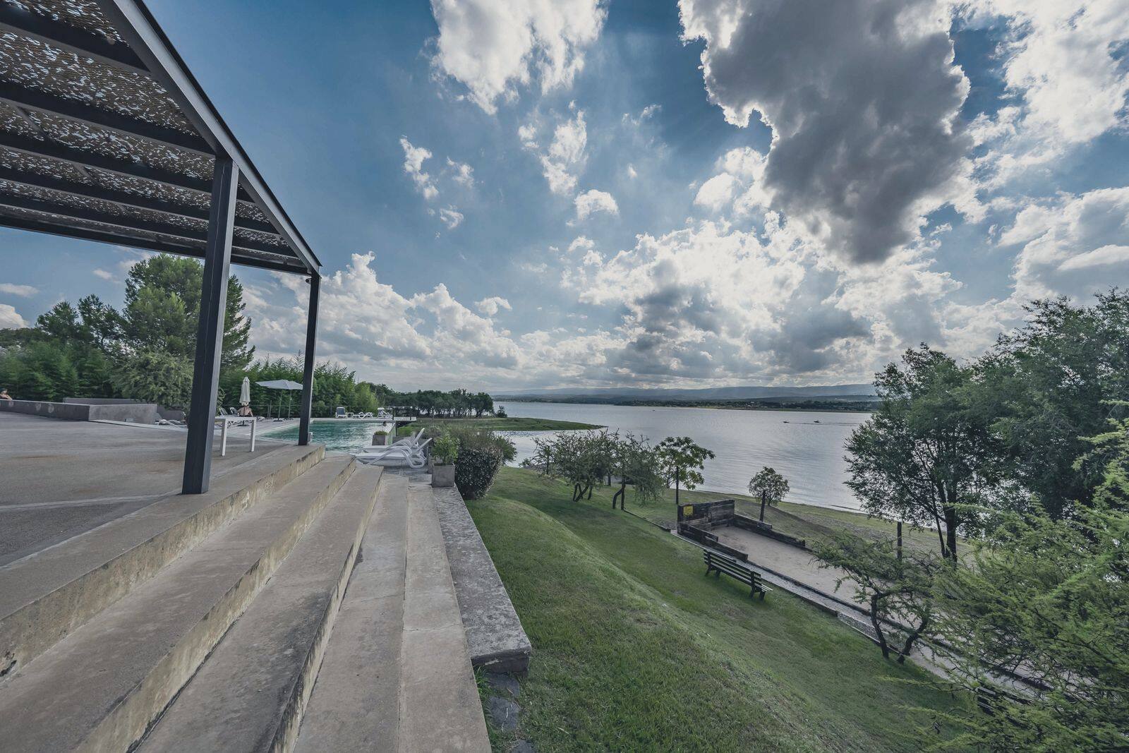 Panorámica de la costa del complejo y el lago