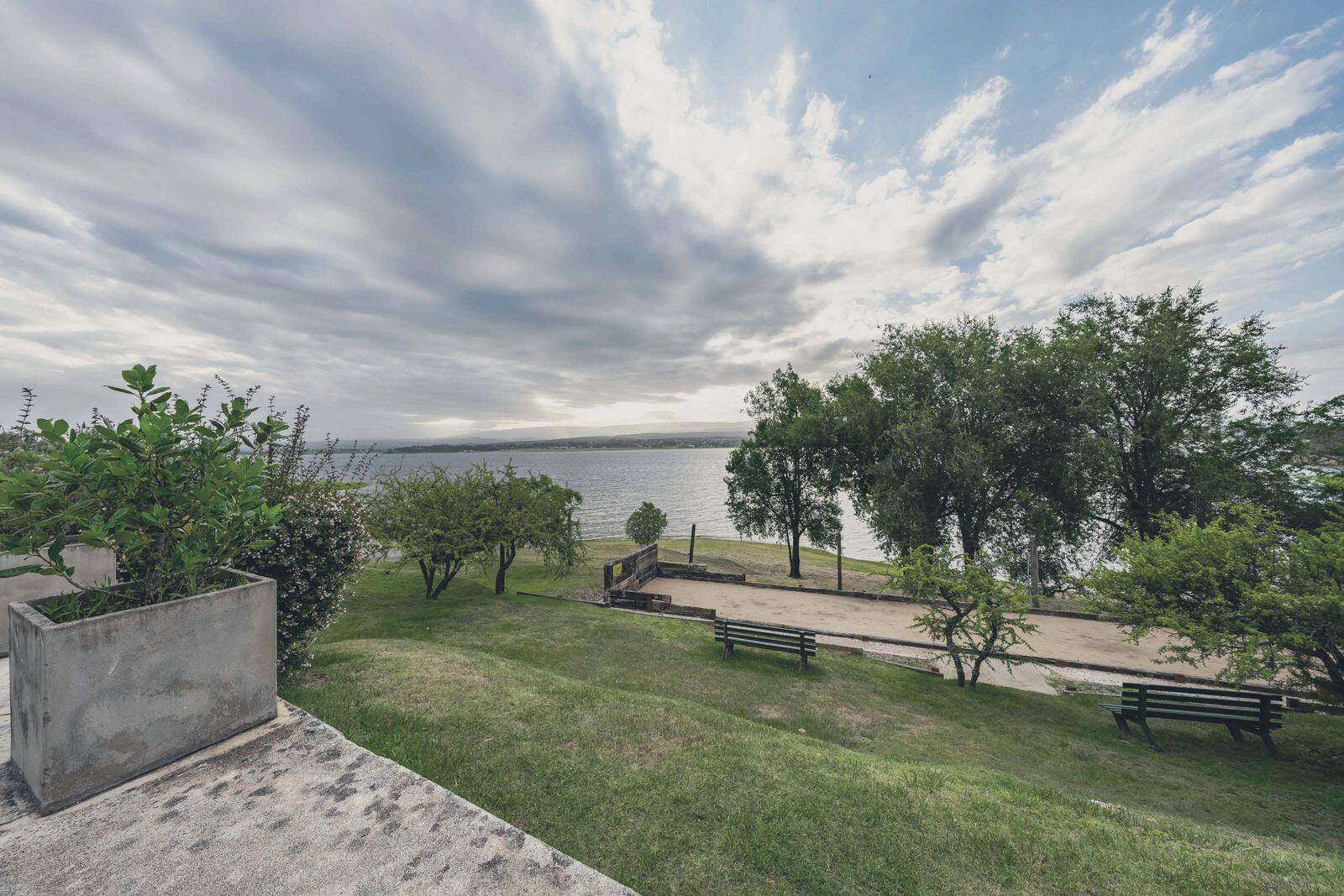 El parque del complejo sobre la costa del lago