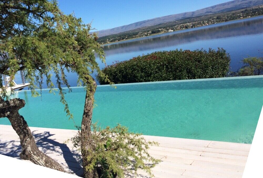 El agua de la pileta al ras del horizonte del Lago Los Molinos