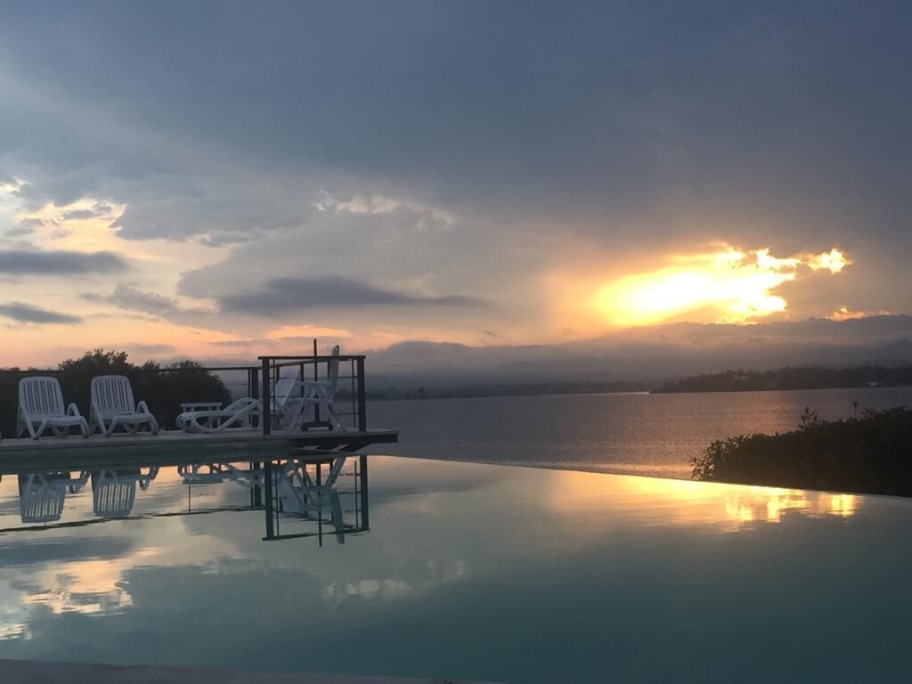 La pileta infinity al atardecer, al ras del Lago Los Molinos