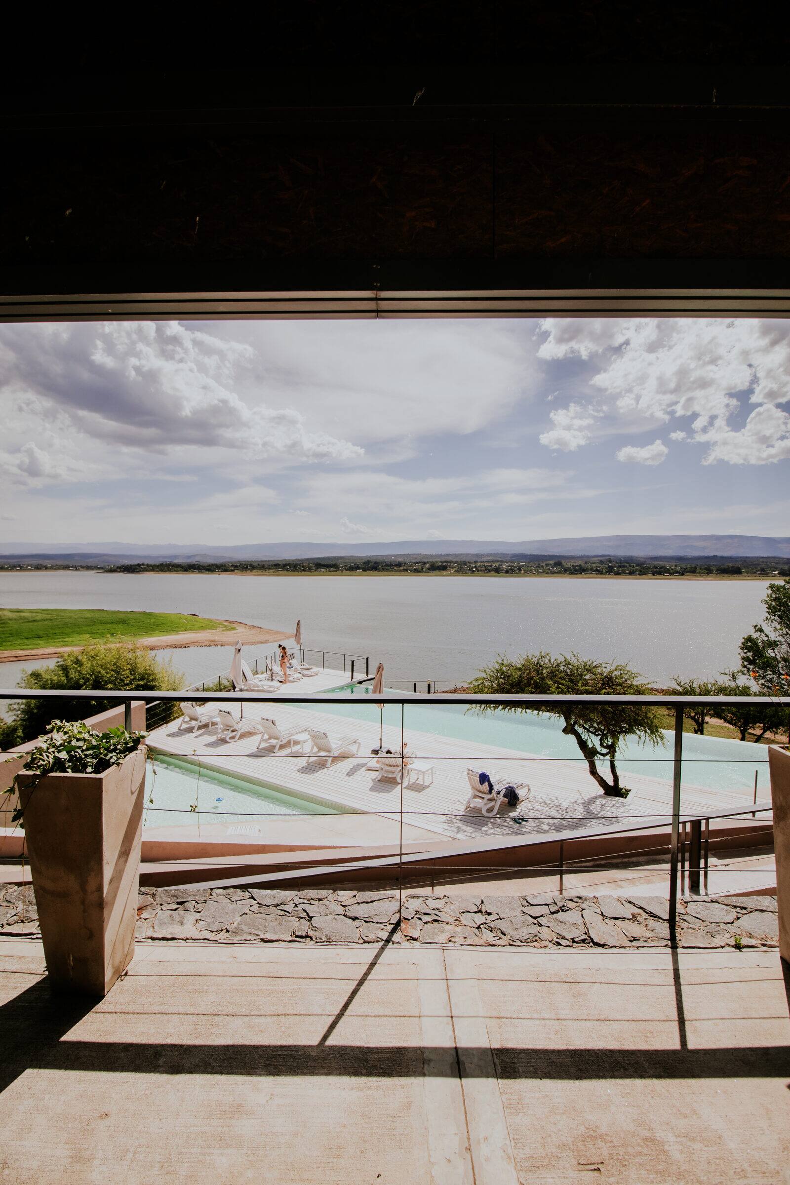 Reposeras junto a la pileta, al ras del Lago Los Molinos