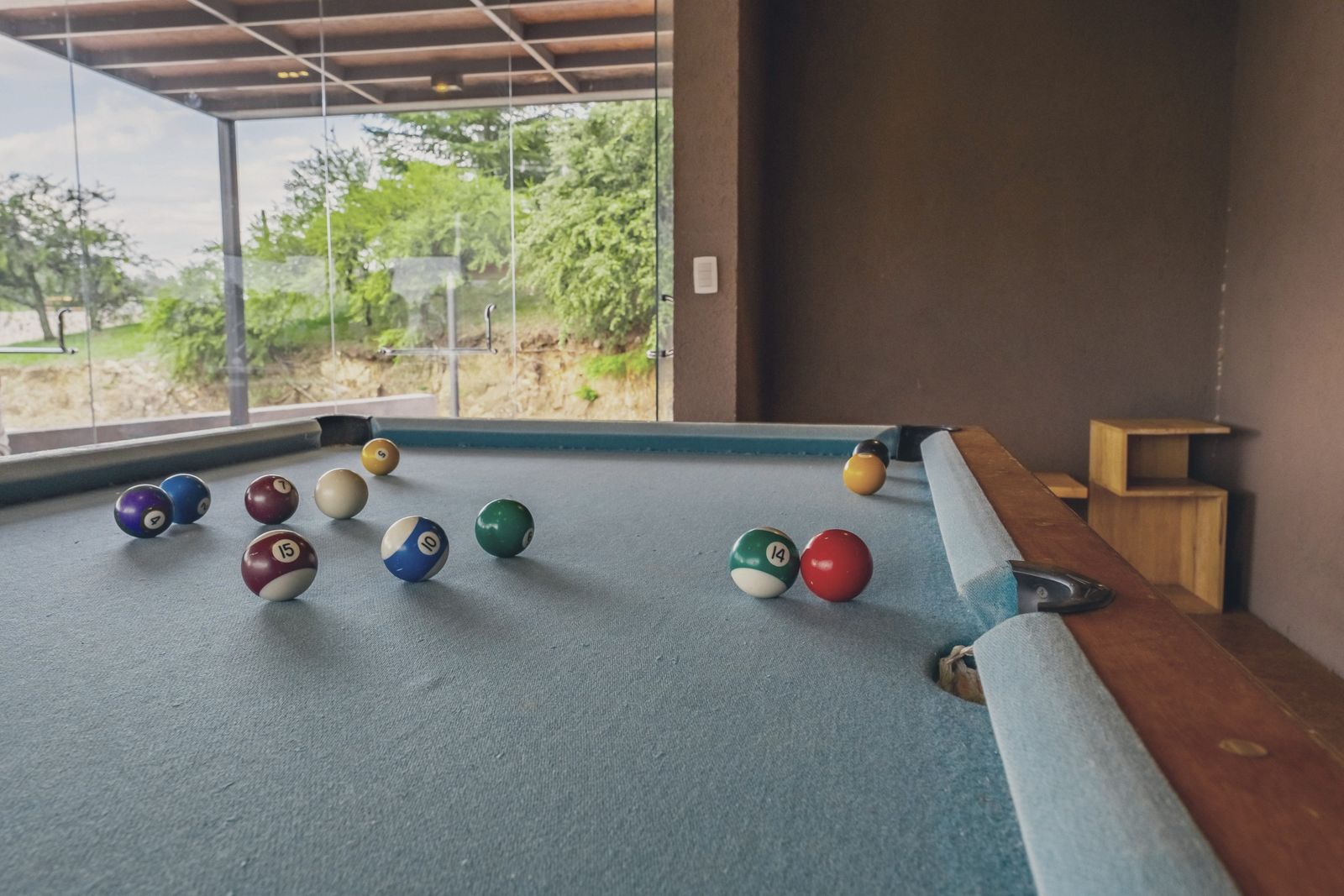 Sala de juegos con mesa de billar, metegol y ping pong